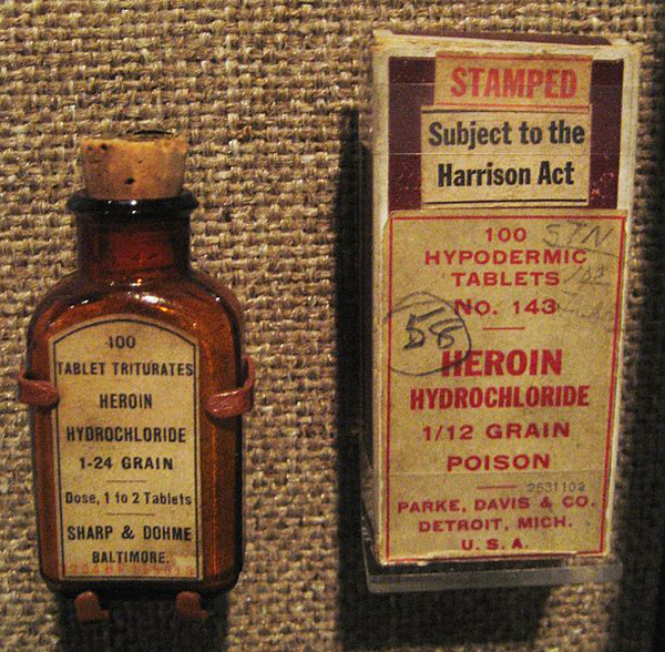 In Bao Bì Quốc Tiến - Chai Heroin và carton, đầu thế kỷ 20